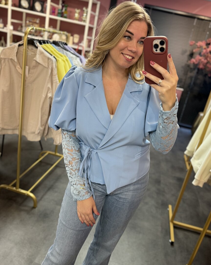 Wikkelblazer blauw met kanten mouw