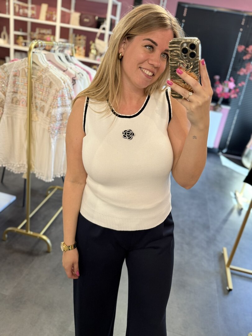 Witte top met een roosje
