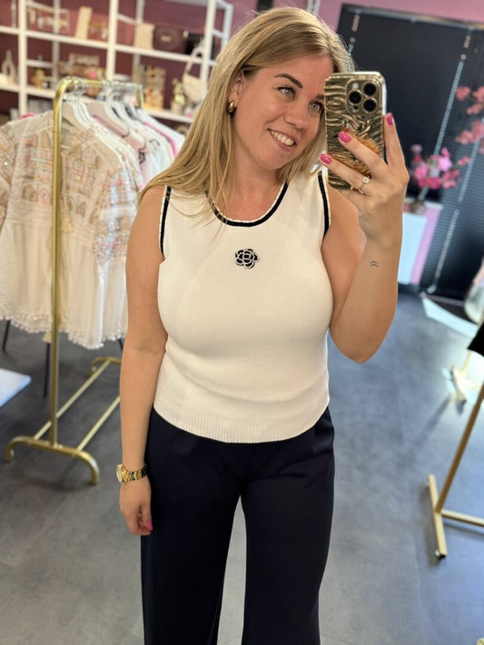 Witte top met een roosje