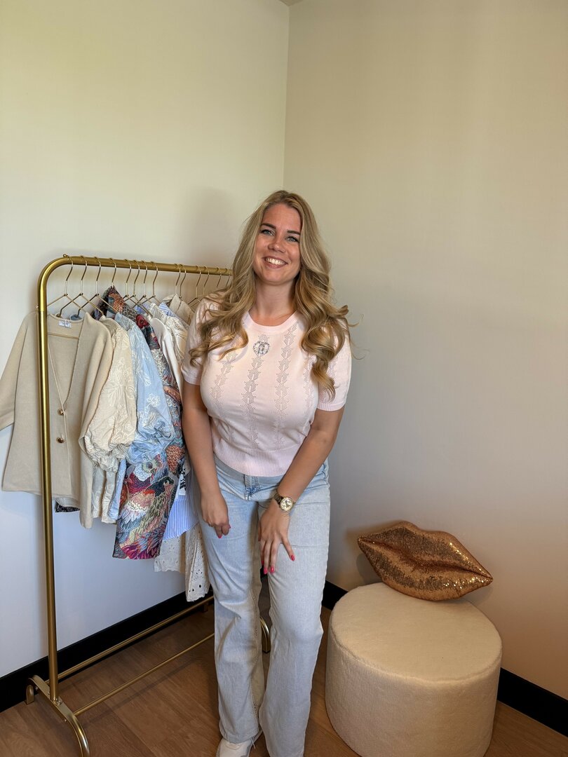 Roze shirt met strass embleem