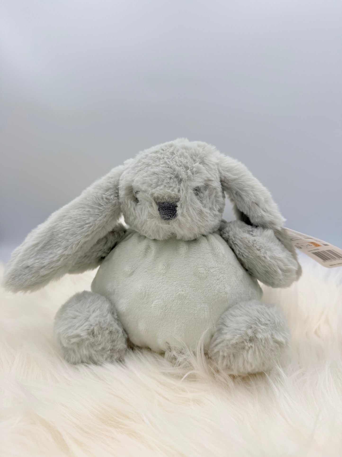 Zittend knuffel konijn met rammelaar mint