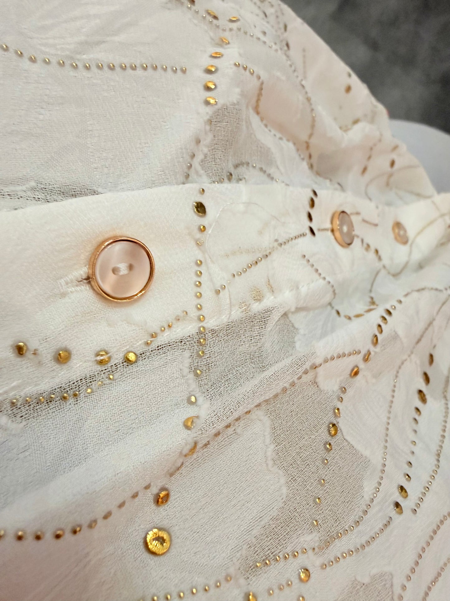 Losvallende witte top met Gouden Details