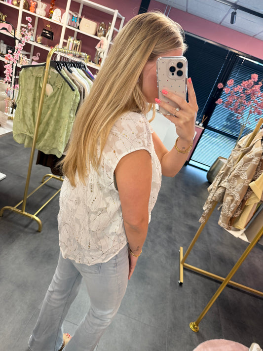 Losvallende witte top met Gouden Details