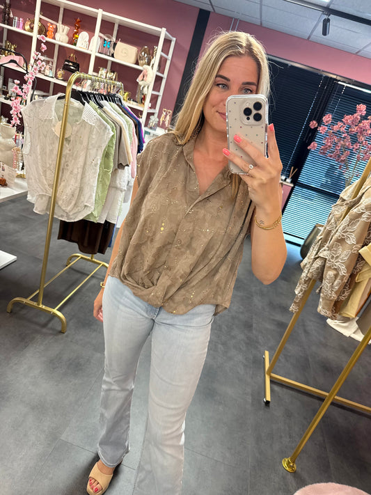 Losvallende bruine top met Gouden Details