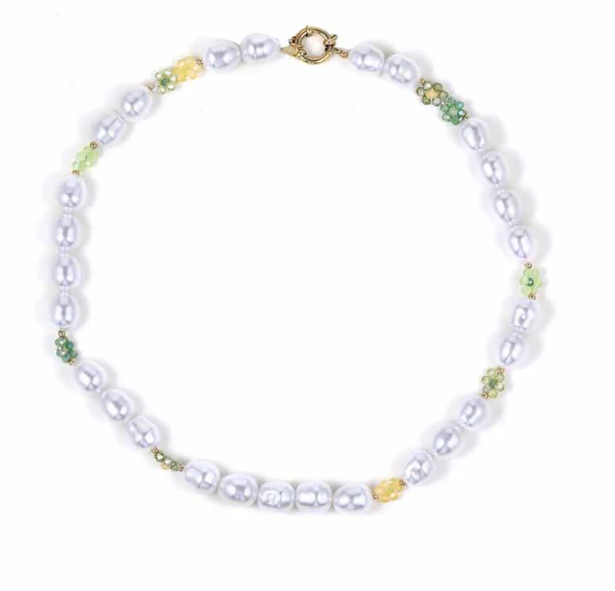 Parelketting met groene bloem details