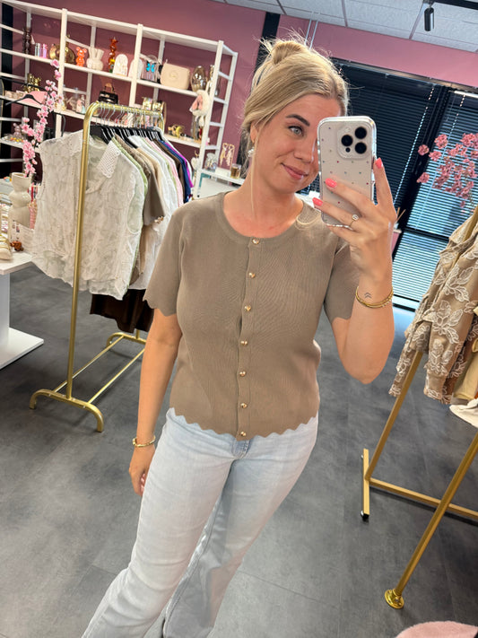 Taupe dames top met hartjes knopen