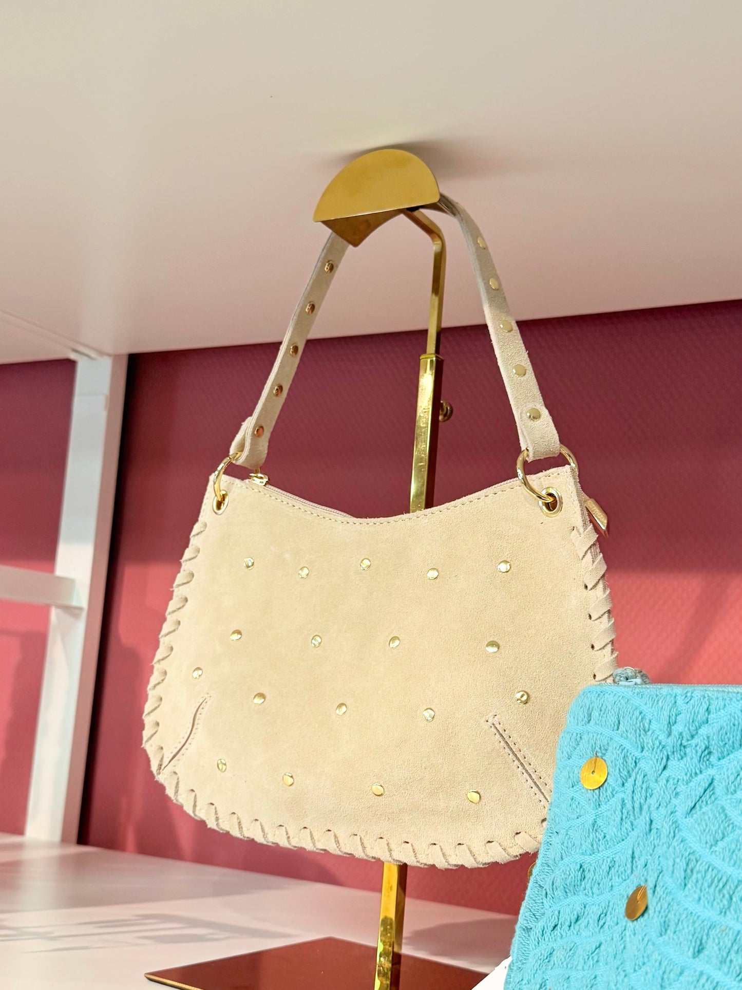 Beige handtas met gouden studs