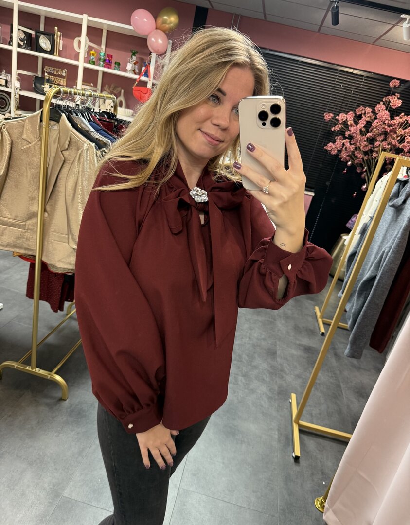 Bordeaux blouse met Broche