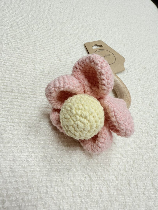 Houten rammelaar bloem roze