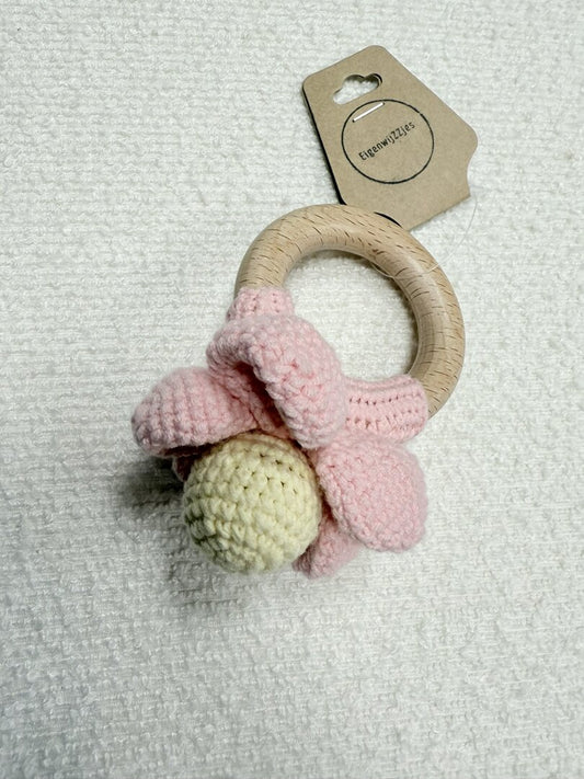 Houten rammelaar bloem roze