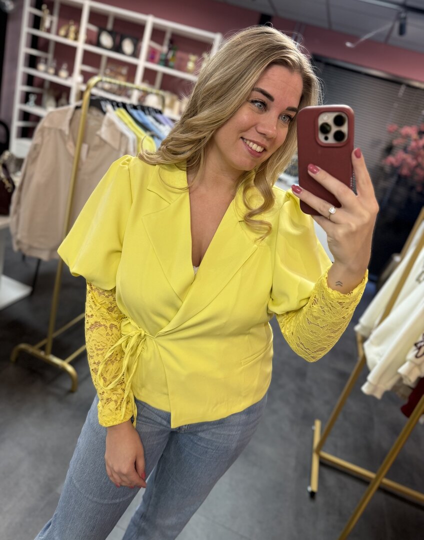 Wikkelblazer geel met kanten mouw
