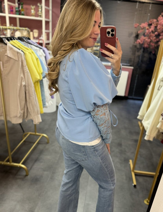 Wikkelblazer blauw met kanten mouw