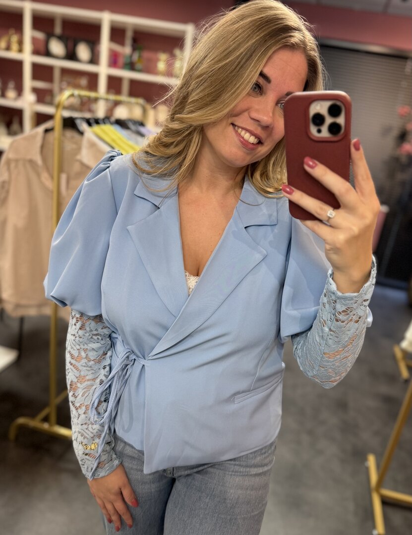 Wikkelblazer blauw met kanten mouw