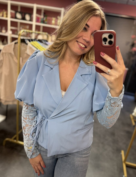 Wikkelblazer blauw met kanten mouw