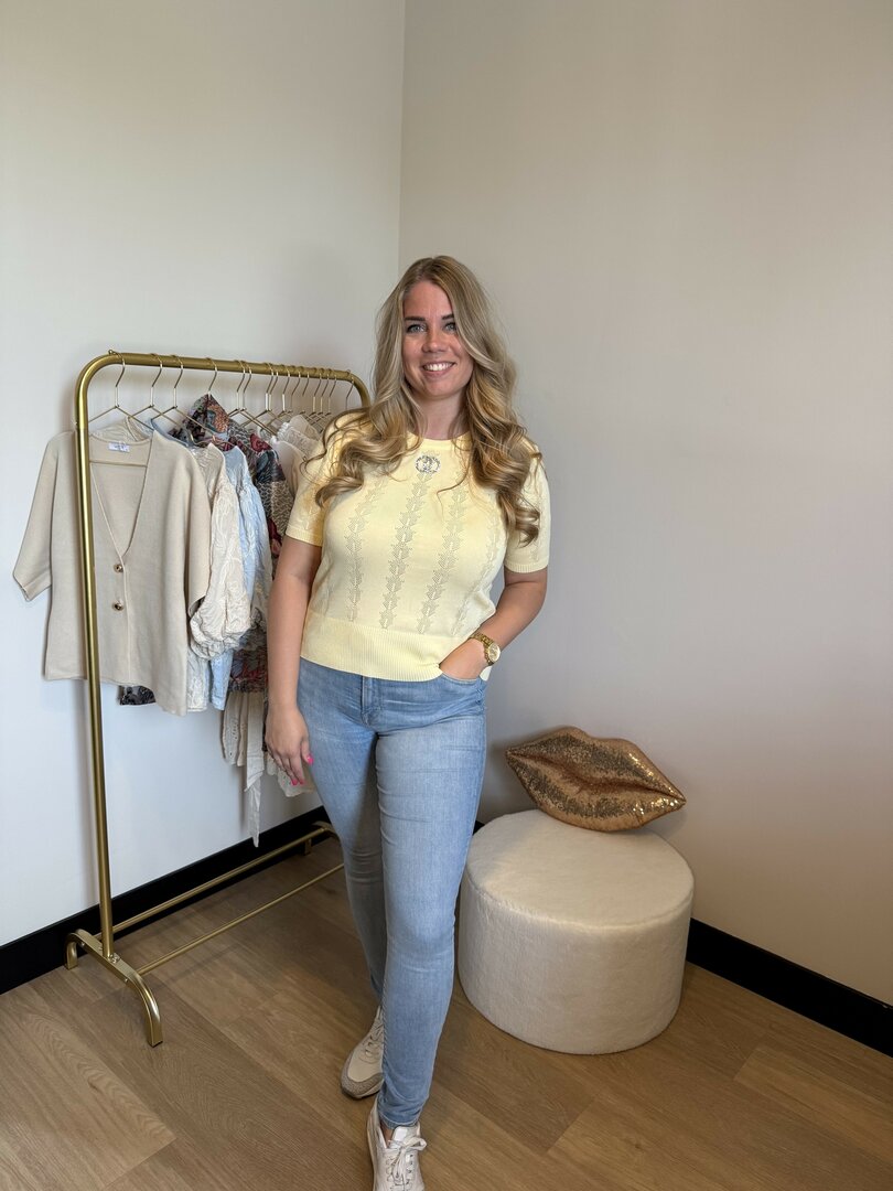 Geel shirt met strass embleem