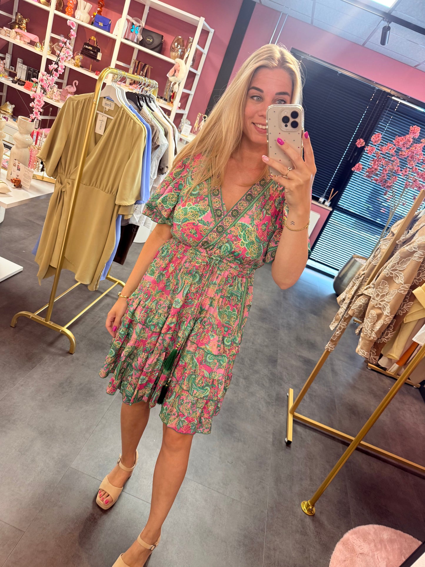 Fleurig jurkje in de kleur groen en roze
