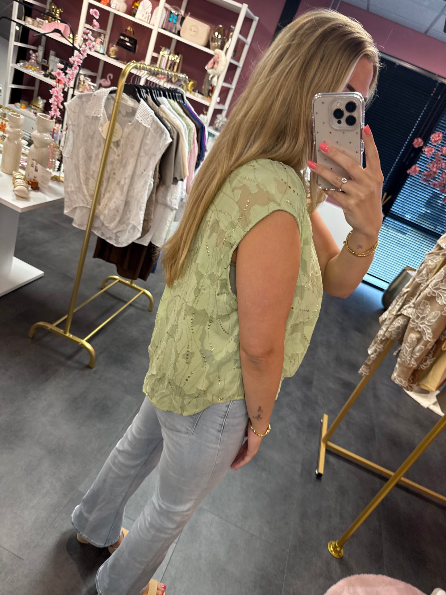 Losvallende groene top met Gouden Details