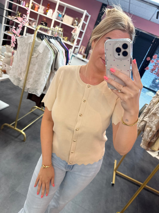 Beige dames top met hartjes knopen