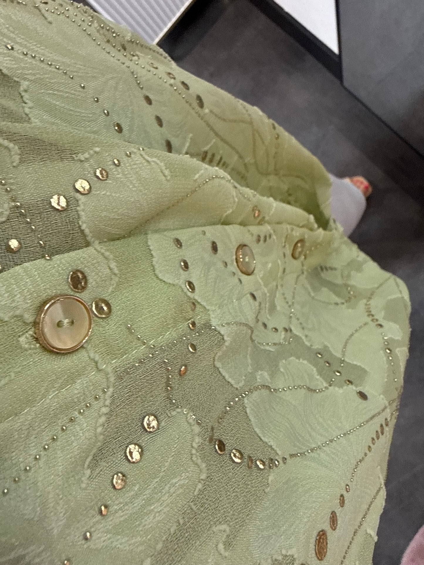Losvallende groene top met Gouden Details