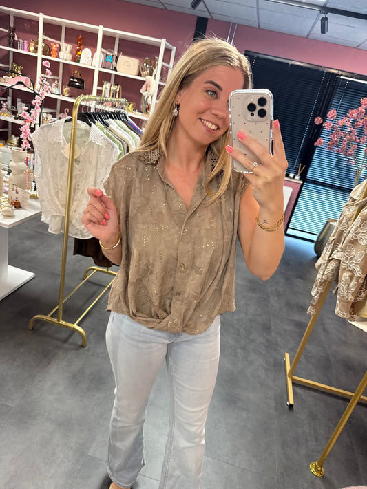 Losvallende bruine top met Gouden Details