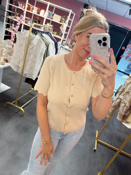 Beige dames top met hartjes knopen
