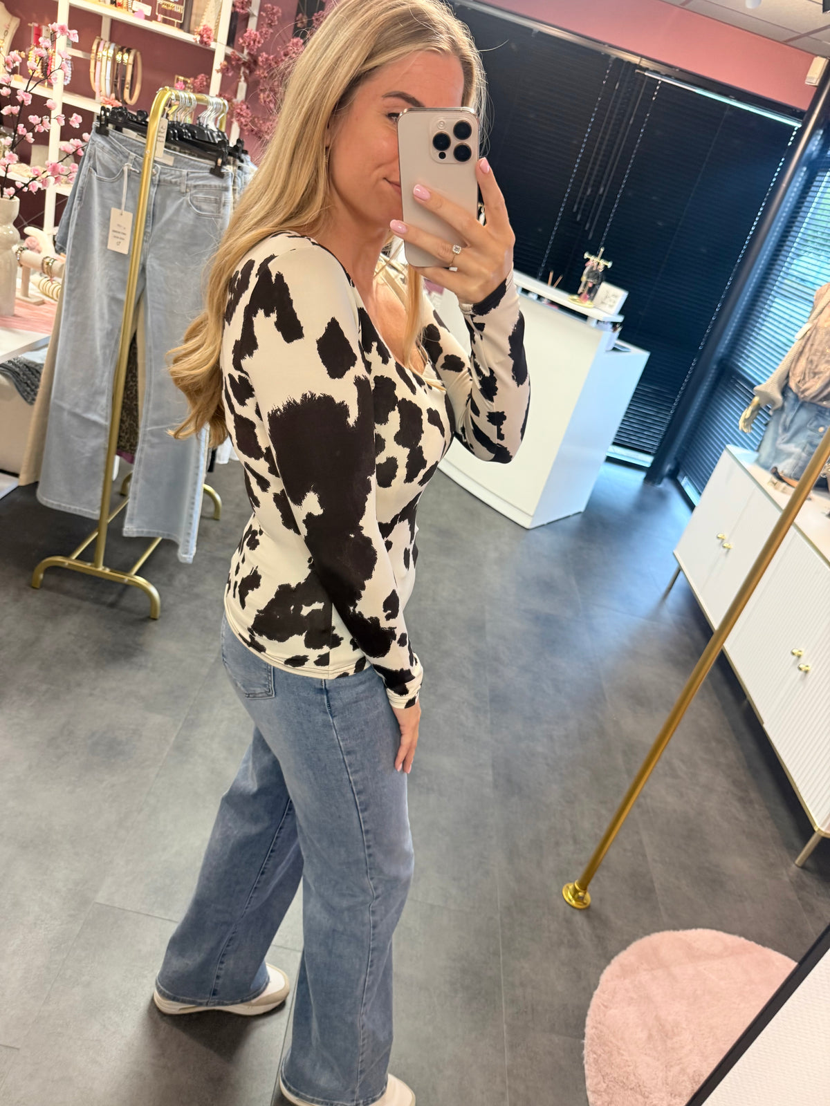 By Swan -koeienprint basic shirt met vierkante hals