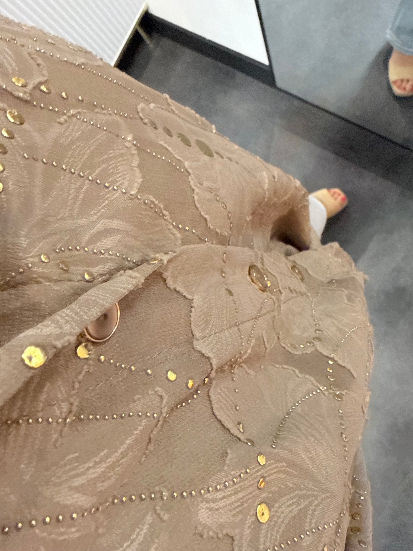 Losvallende bruine top met Gouden Details