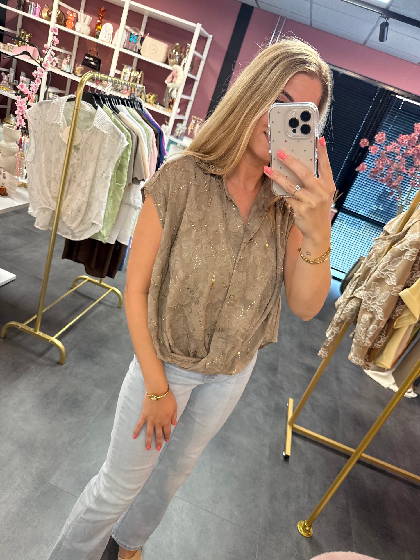 Losvallende bruine top met Gouden Details