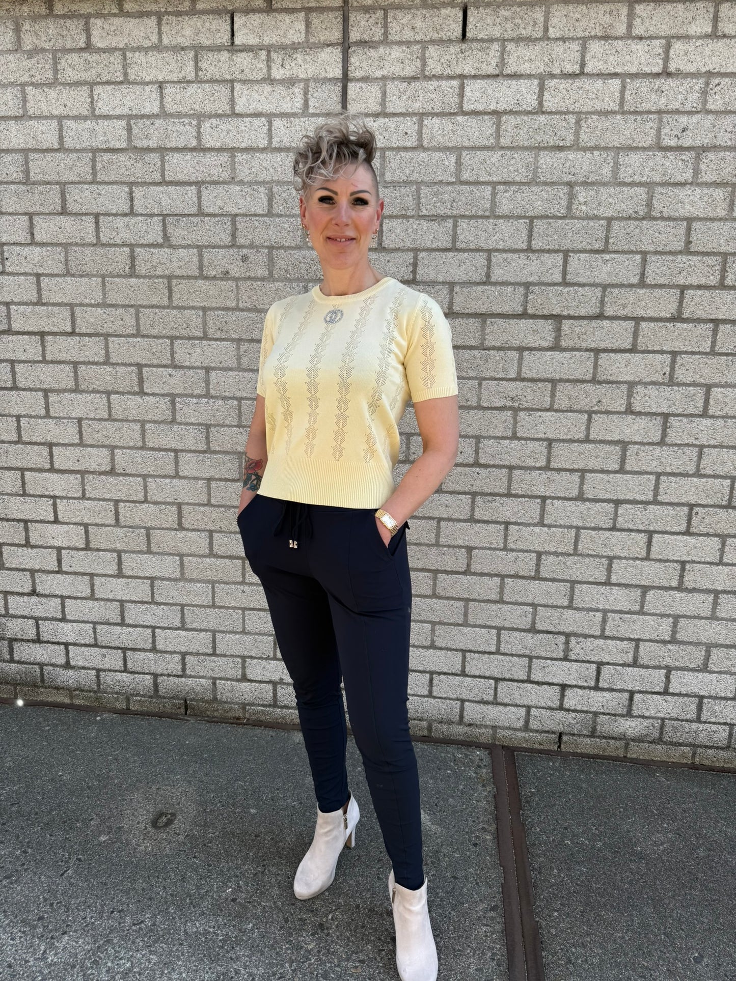 Geel shirt met strass embleem