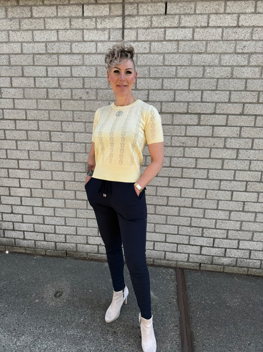Geel shirt met strass embleem