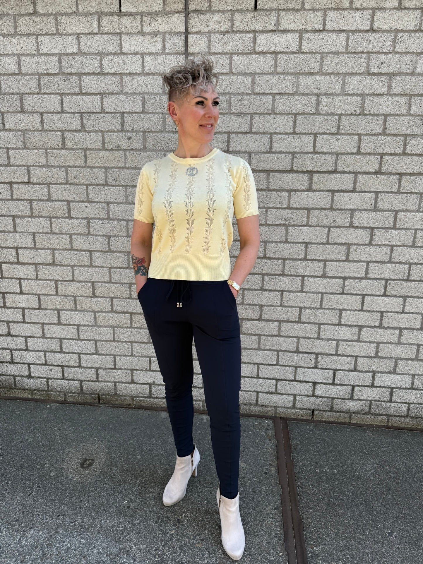 Geel shirt met strass embleem