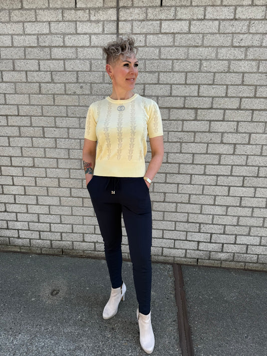 Geel shirt met strass embleem