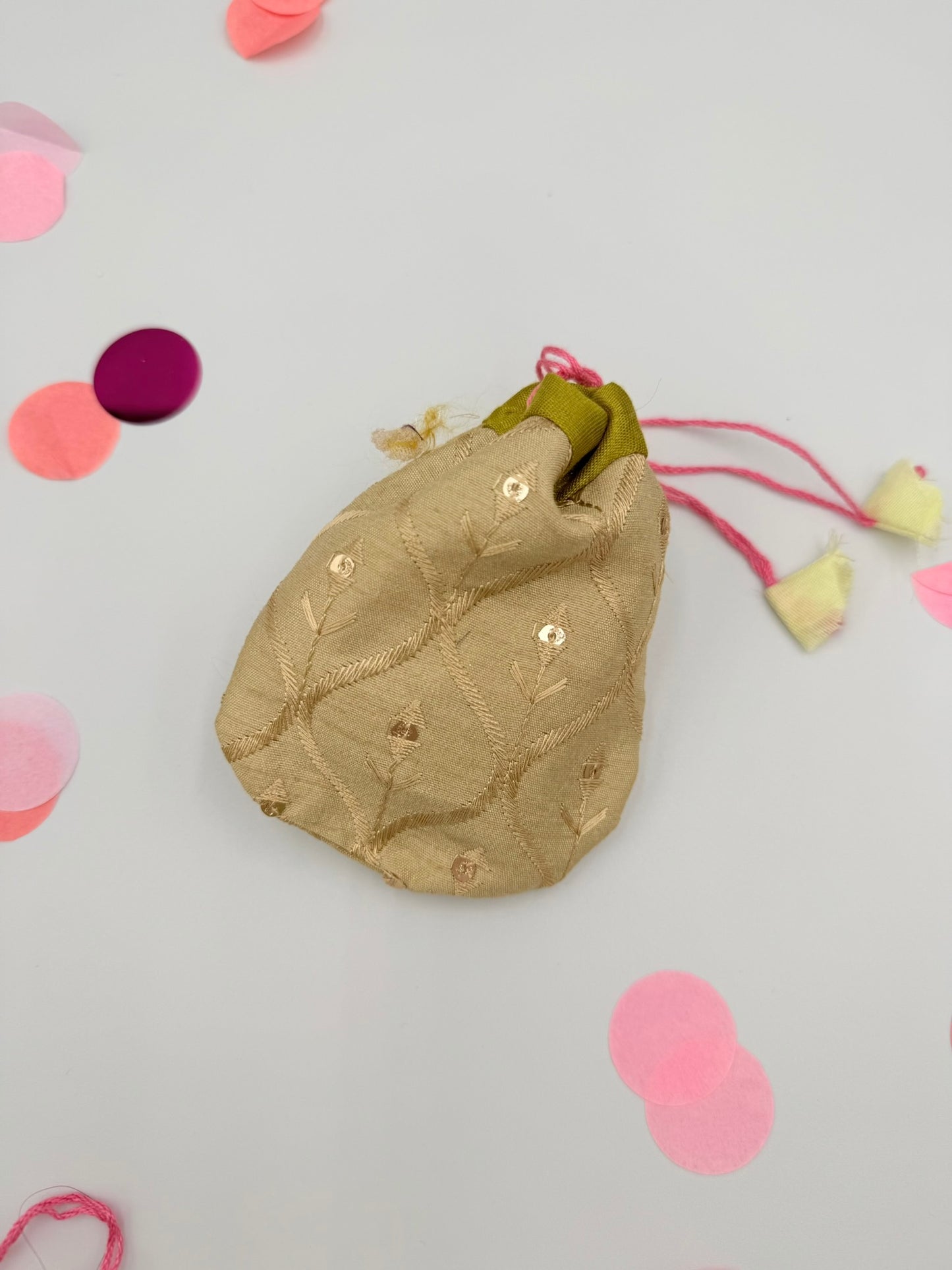 Vijg parfum poeder in een handgemaakt zijden zakje