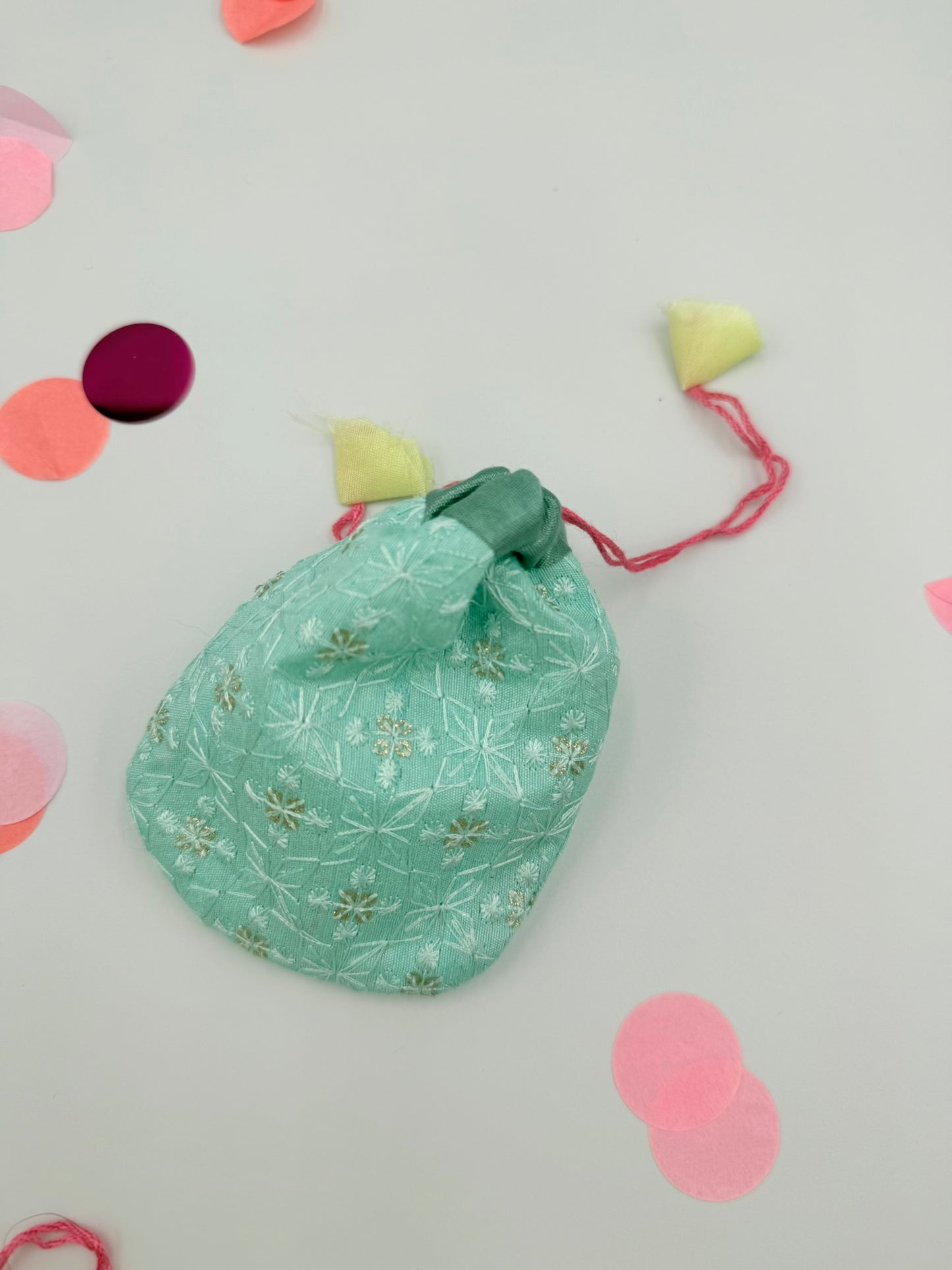 Vijg parfum poeder in een handgemaakt zijden zakje