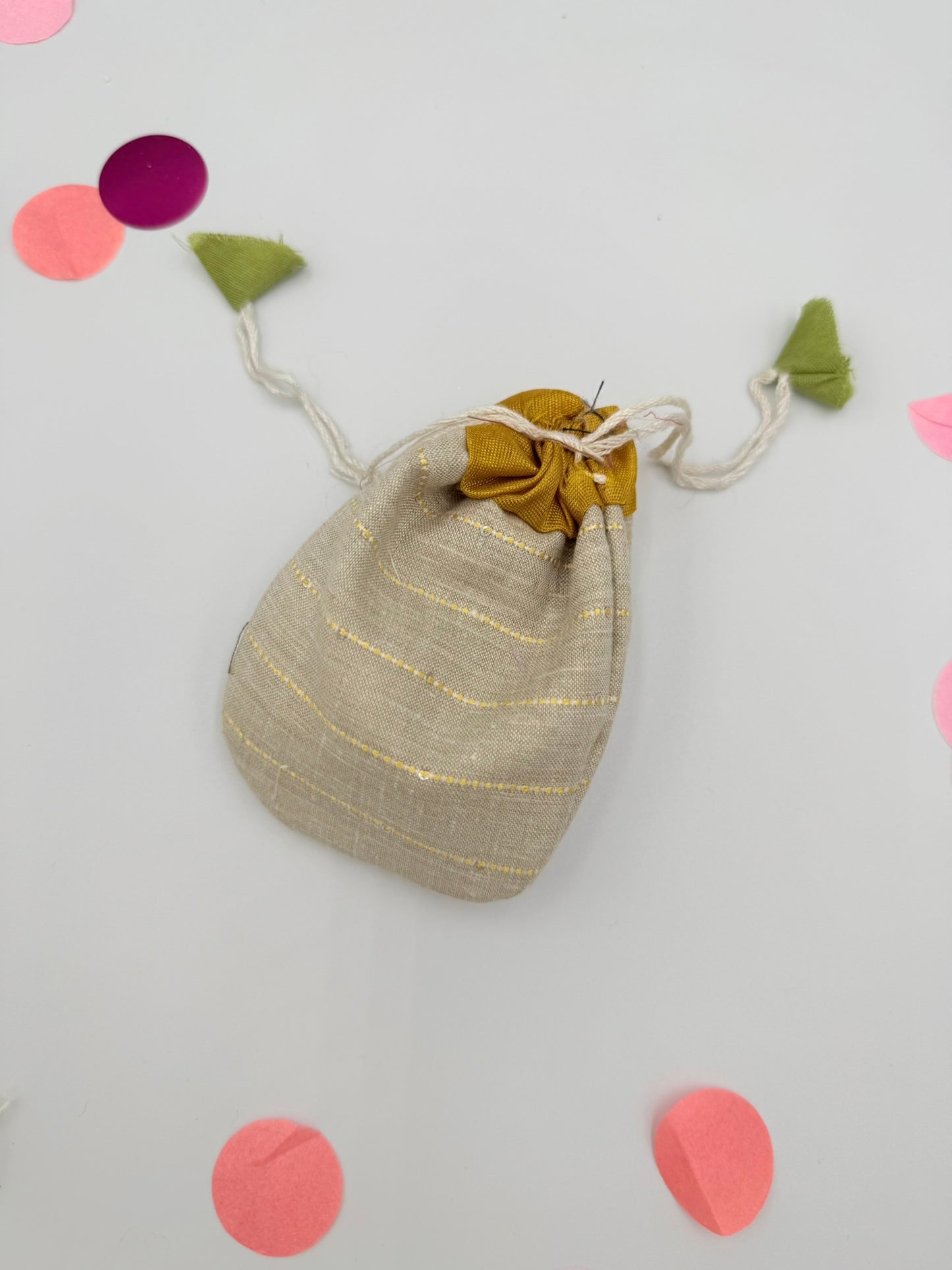 Vijg parfum poeder in een handgemaakt zijden zakje