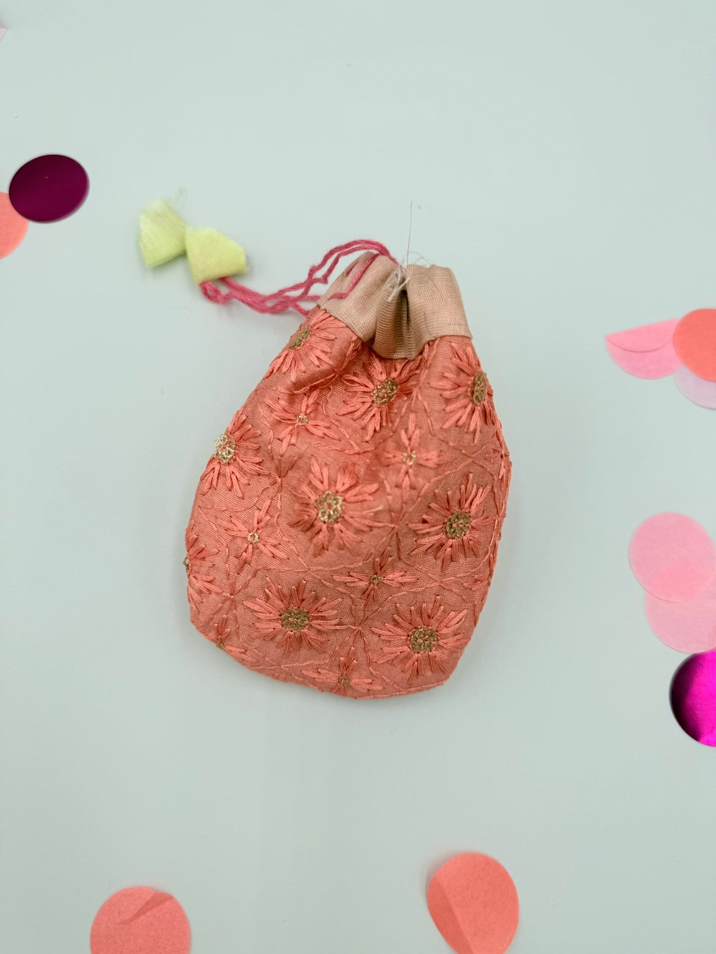 Vijg parfum poeder in een handgemaakt zijden zakje