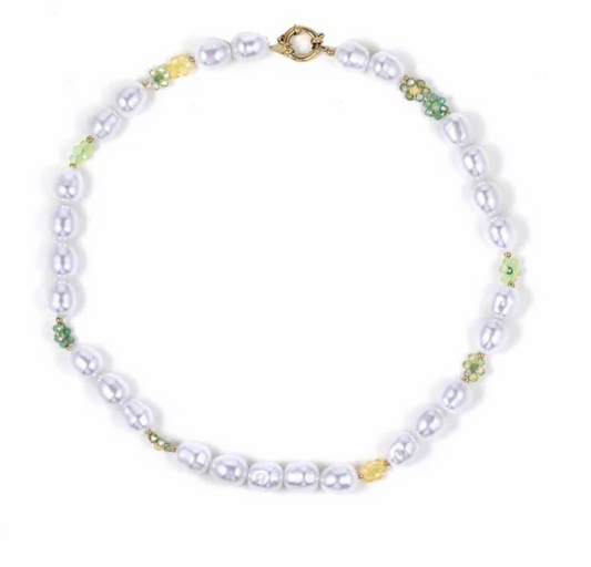 Parelketting met groene bloem details